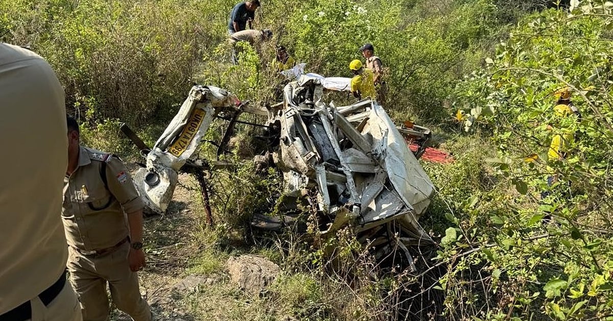 उत्तराखंड के टिहरी गढ़वाल में खाई में गिरी गाड़ी, 8 लोगों की दर्दनाक मौत, 2 गंभीर रूप से घायल