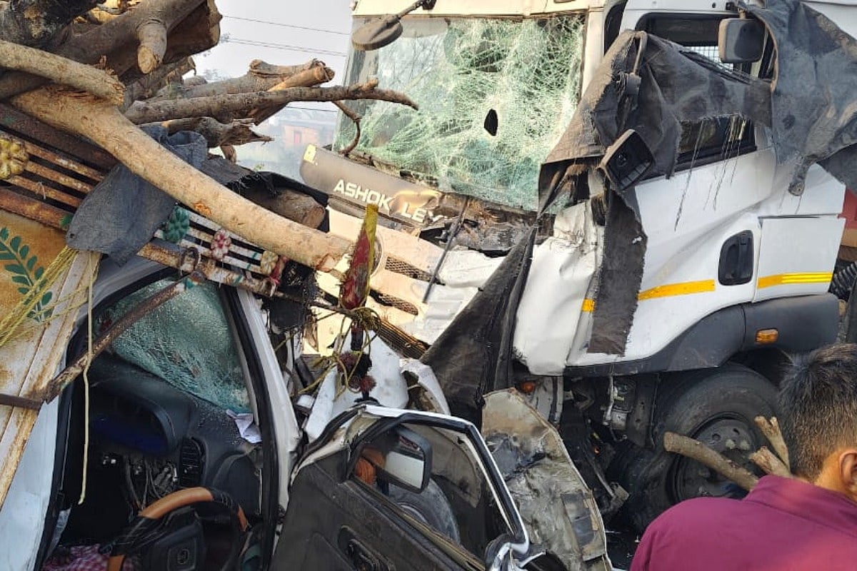 बड़ी खबर LIVE: मिर्जापुर में भीषण सड़क हादसा, चार वाहन आपस में भिड़े, 11 लोगों की मौत   