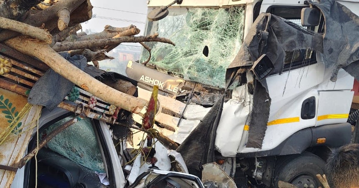 बड़ी खबर LIVE: मिर्जापुर में भीषण सड़क हादसा, चार वाहन आपस में भिड़े, 11 लोगों की मौत