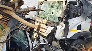 बड़ी खबर LIVE: मिर्जापुर में भीषण सड़क हादसा, चार वाहन आपस में भिड़े, 11 लोगों की मौत