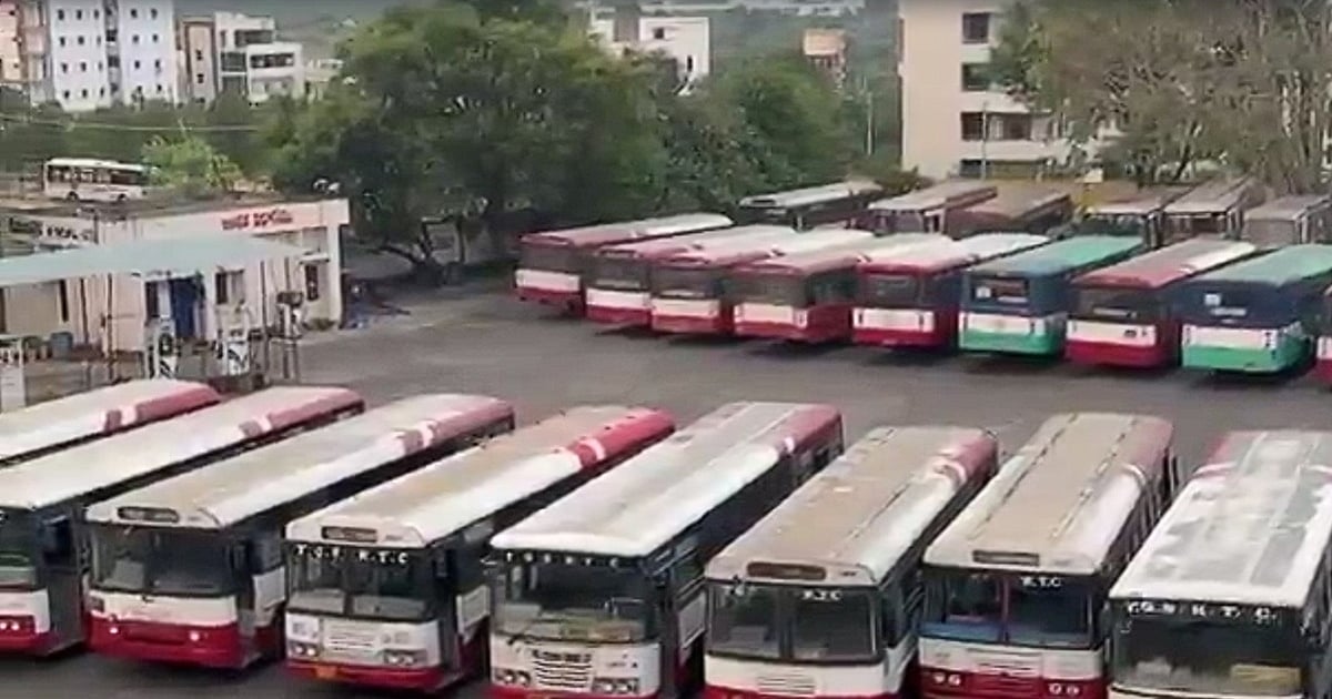 तेलंगाना परिवहन निगम के कर्मचारियों की हड़ताल दूसरे दिन भी जारी, बस सेवाएं ठप, जनता की बढ़ी मुश्किलें