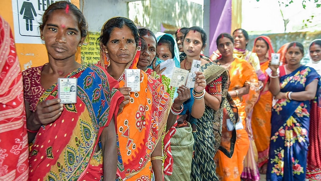 पश्चिम बंगाल में 3 बजे तक 78.77 मतदान, तमिलनाडु में 70 फीसदी वोटिंग, लोगों में भारी उत्साह