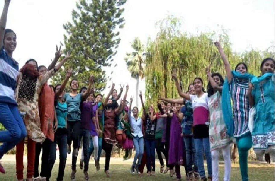 यूपी बोर्ड की 10वीं और 12वीं का रिजल्ट जारी, छात्राओं ने मारी बाजी, डिजिलॉकर पर भी देख सकेंगे परिणाम