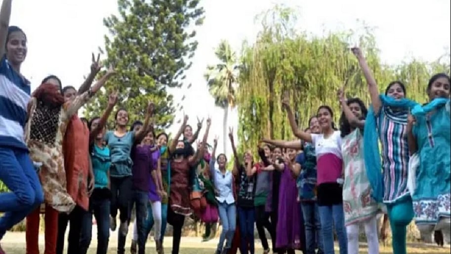 यूपी बोर्ड की 10वीं और 12वीं का रिजल्ट जारी, छात्राओं ने मारी बाजी, डिजिलॉकर पर भी देख सकेंगे परिणाम