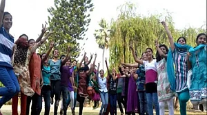 यूपी बोर्ड की 10वीं और 12वीं का रिजल्ट जारी, छात्राओं ने मारी बाजी, डिजिलॉकर पर भी देख सकेंगे परिणाम