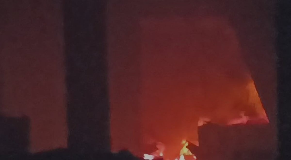 यूपी के हरदोई में भीषण आग का कहर, इलेक्ट्रॉनिक्स शोरूम-गोदाम जलकर खाक, 2 करोड़ का नुकसान