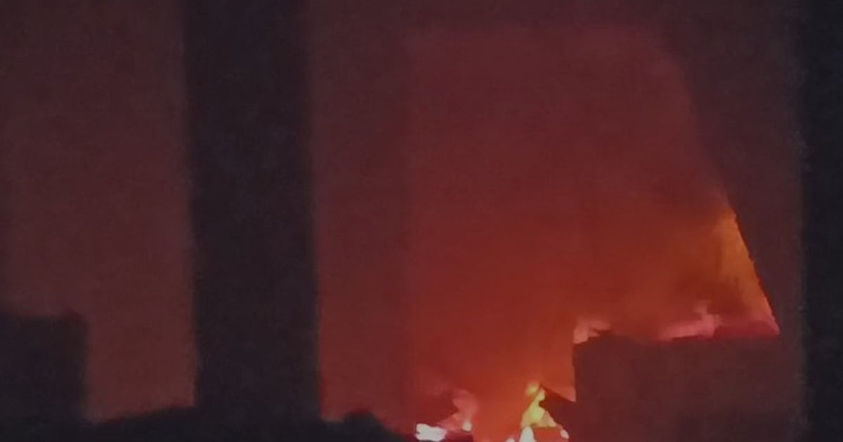 यूपी के हरदोई में भीषण आग का कहर, इलेक्ट्रॉनिक्स शोरूम-गोदाम जलकर खाक, 2 करोड़ का नुकसान