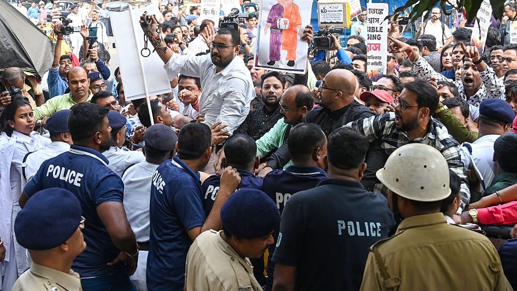 बंगाल में चुनाव आयोग की ‘तार्किक त्रुटियां’