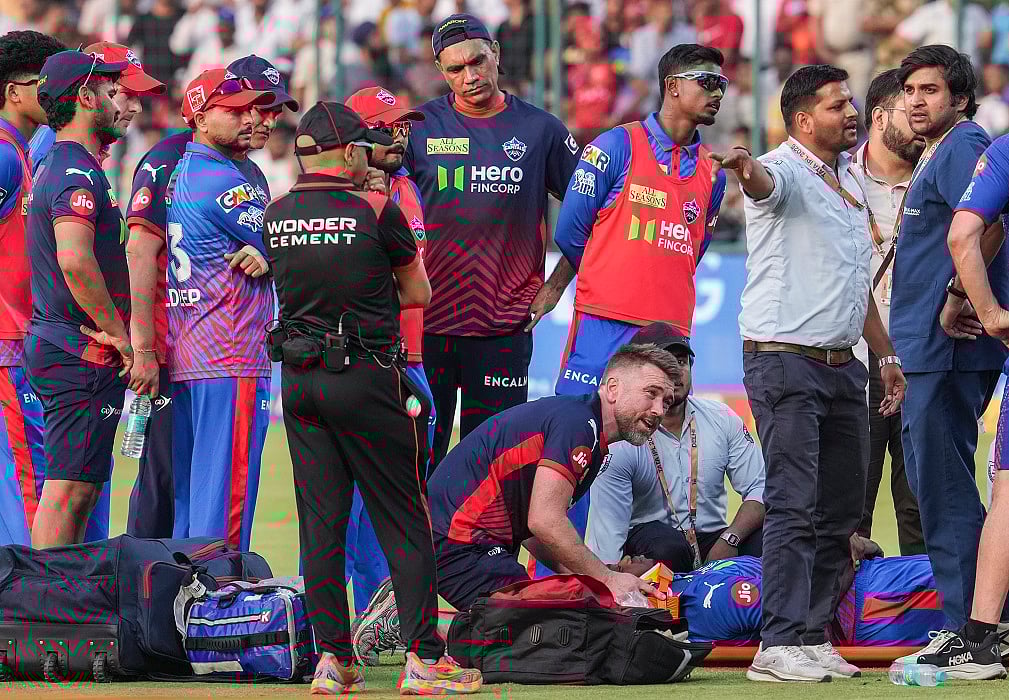 IPL: दिल्ली-पंजाब के बीच मैच के दौरान एनगिडी को लगी गंभीर चोट, एंबुलेंस से अस्पताल ले जाया गया