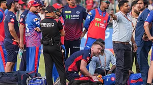 IPL: दिल्ली-पंजाब के बीच मैच के दौरान एनगिडी को लगी गंभीर चोट, एंबुलेंस से अस्पताल ले जाया गया