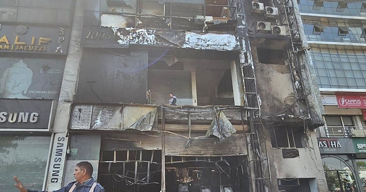 गुजरात के अहमदाबाद में टला बड़ा हादसा, एक कमर्शियल कॉम्प्लेक्स में लगी आग, 50 लोगों को बचाया गया