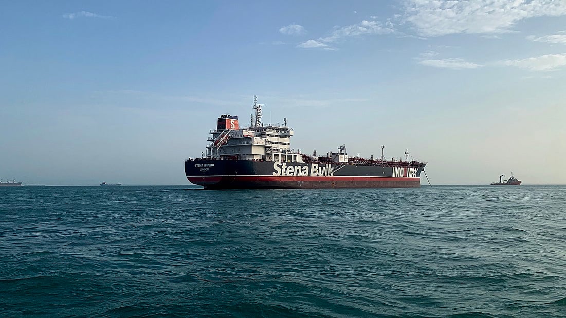 ओमान तट के पास ईरानी कोस्ट गार्ड की चेतावनी फायरिंग से हड़कंप, जहाज पर सवार भारतीय क्रू सुरक्षित