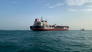 ओमान तट के पास ईरानी कोस्ट गार्ड की चेतावनी फायरिंग से हड़कंप, जहाज पर सवार भारतीय क्रू सुरक्षित