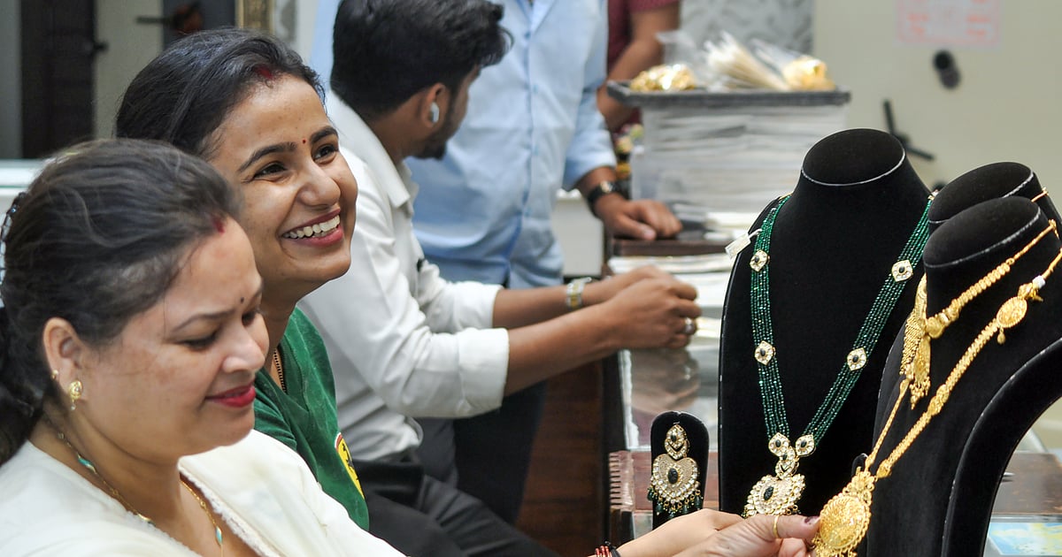 अर्थतंत्र की खबरें: भारत में सोने में निवेश की हिस्सेदारी बढ़कर हुई 42 प्रतिशत और जानें रुपया की क्या रही चाल?