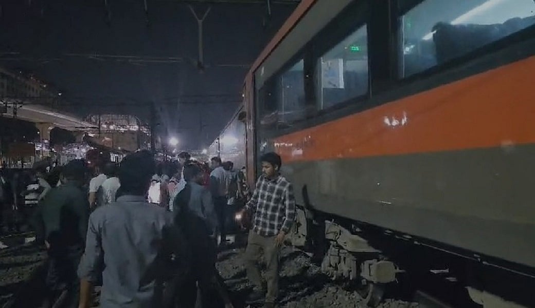 पुणे रेलवे स्टेशन पर वंदे भारत की बोगी पटरी से उतरी, यात्रियों में मचा हड़कंप, सभी यात्री सुरक्षित