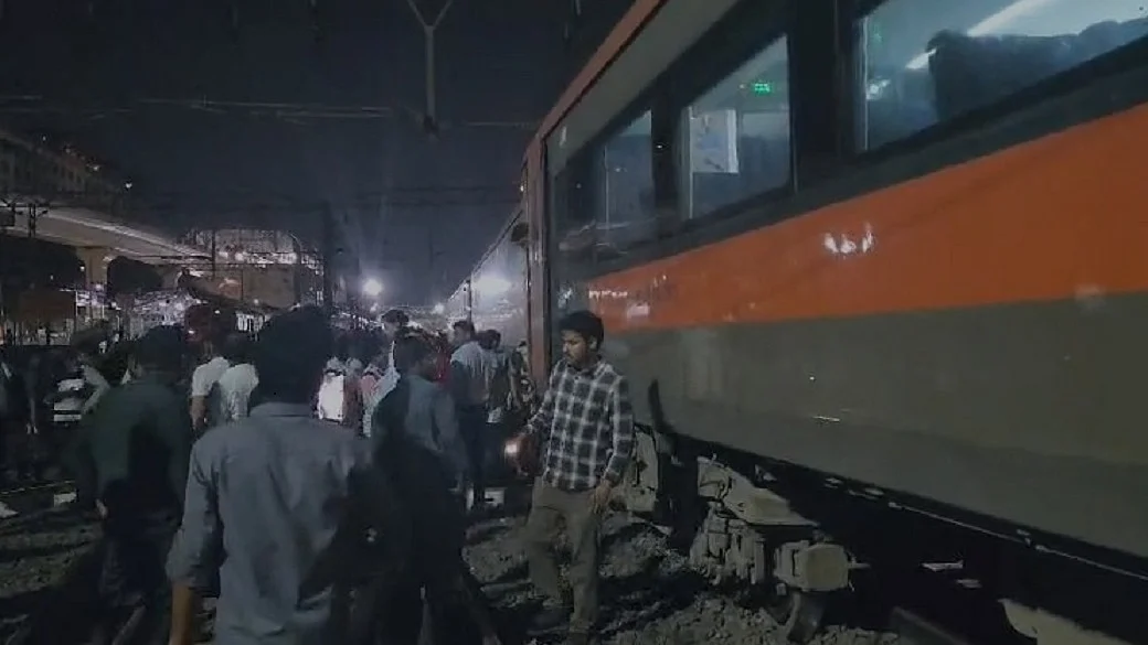 पुणे रेलवे स्टेशन पर वंदे भारत की बोगी पटरी से उतरी, यात्रियों में मचा हड़कंप, सभी यात्री सुरक्षित