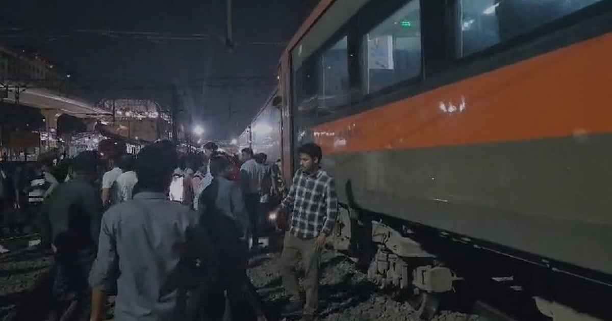 पुणे रेलवे स्टेशन पर वंदे भारत की बोगी पटरी से उतरी, यात्रियों में मचा हड़कंप, सभी यात्री सुरक्षित