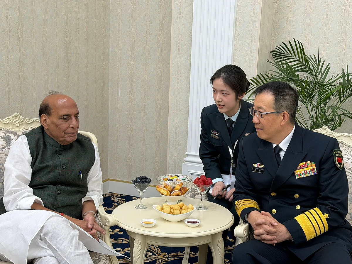 SCO बैठक में भारत-चीन आमने-सामने: राजनाथ सिंह और चीनी रक्षा मंत्री के बीच बातचीत