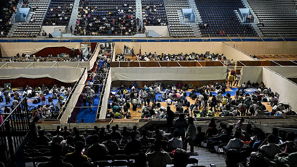 कोलकाता के नेताजी इंडोर स्टेडियम में, पश्चिम बंगाल विधानसभा चुनावों के दूसरे और अंतिम चरण की पूर्व संध्या पर, चुनाव अधिकारी ईवीएम और अन्य मतदान सामग्री की जांच करते हुए (फोटो / Getty Images) 