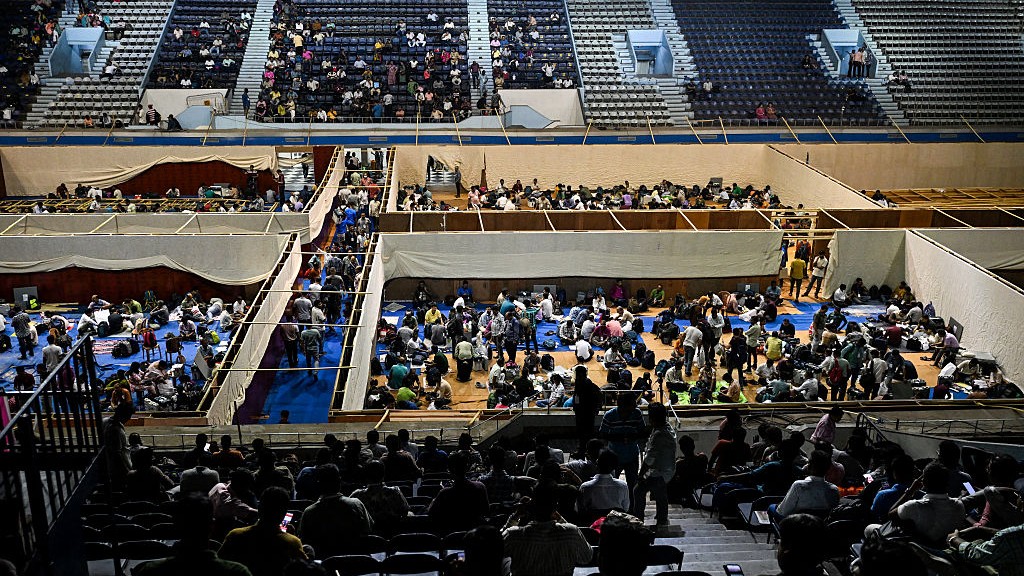 कोलकाता के नेताजी इंडोर स्टेडियम में, पश्चिम बंगाल विधानसभा चुनावों के दूसरे और अंतिम चरण की पूर्व संध्या पर, चुनाव अधिकारी ईवीएम और अन्य मतदान सामग्री की जांच करते हुए (फोटो / Getty Images)