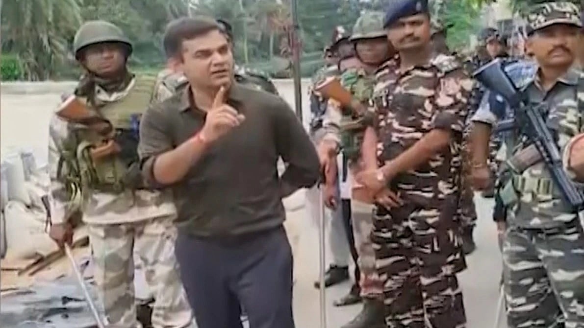 बंगाल: कैमरे पर पकड़े गए तृणमूल कार्यकर्ताओं को धमकाते चुनाव आयोग के ‘पर्यवेक्षक’