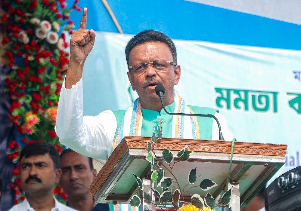 कोलकाता मेयर हकीम के घर आधी रात छापेमारी, CRPF कमांडर और पुलिस ऑब्जर्वर पर धमकी देने का आरोप