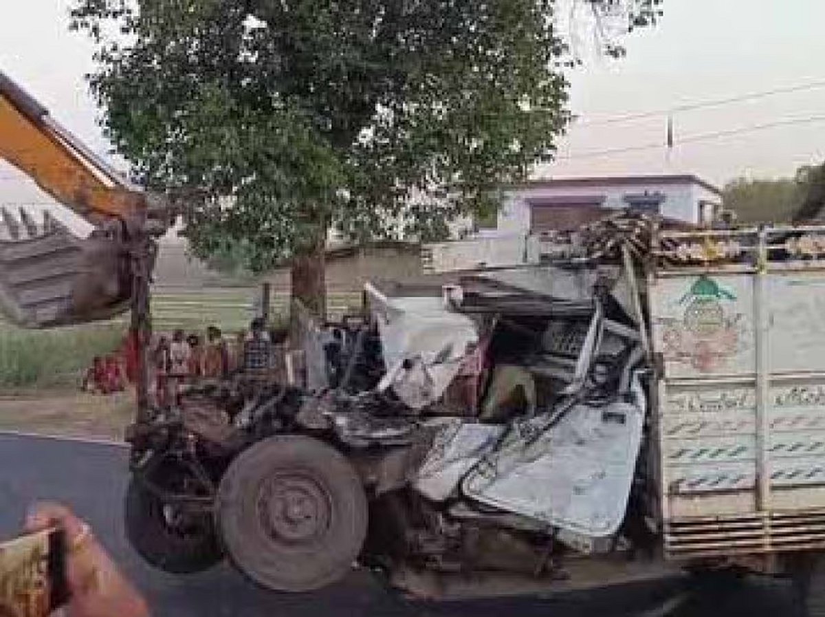मध्य प्रदेश के राजगढ़ में भीषण सड़क हादसा, ट्रक और पिकअप में टक्कर, दो महिलाओं की मौत, 21 घायल