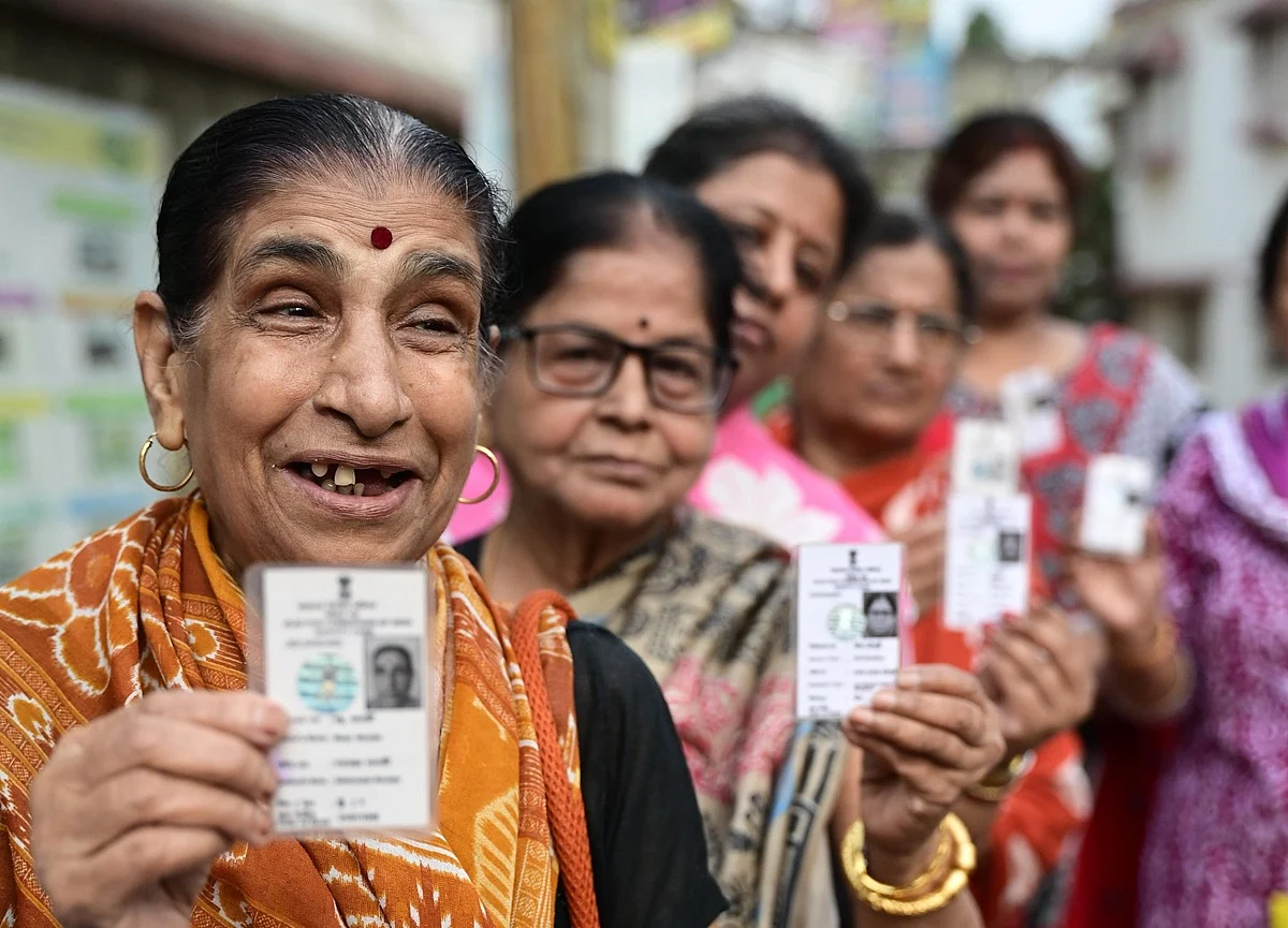 पश्चिम बंगाल चुनाव: महिलाओं की जबरदस्त भागीदारी, मतदान केंद्रों पर उमड़ी भीड़