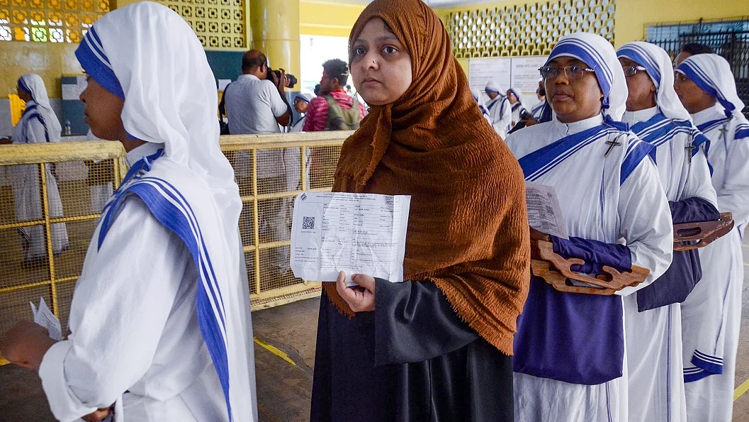 पश्चिम बंगाल चुनाव: दूसरे चरण में 3 बजे तक 78.68 प्रतिशत मतदान, ममता ने केंद्रीय बलों पर लगाए गंभीर आरोप