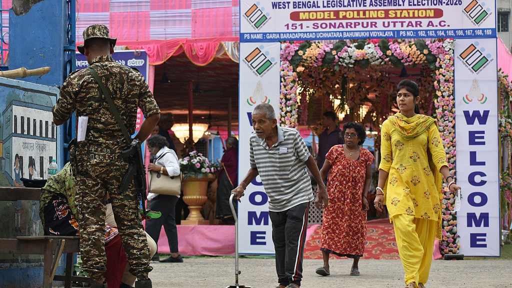 बंगाल चुनाव की सुर्खियां: लुंगी पहनने पर वोट देने से रोका, बूथ पर गिरने से बुजुर्ग की मौत, कई इलाकों में रही NIA
