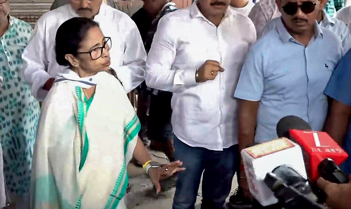 भवानीपुर में एक ही इलाके में पहुंचे ममता और शुभेंदु अधिकारी