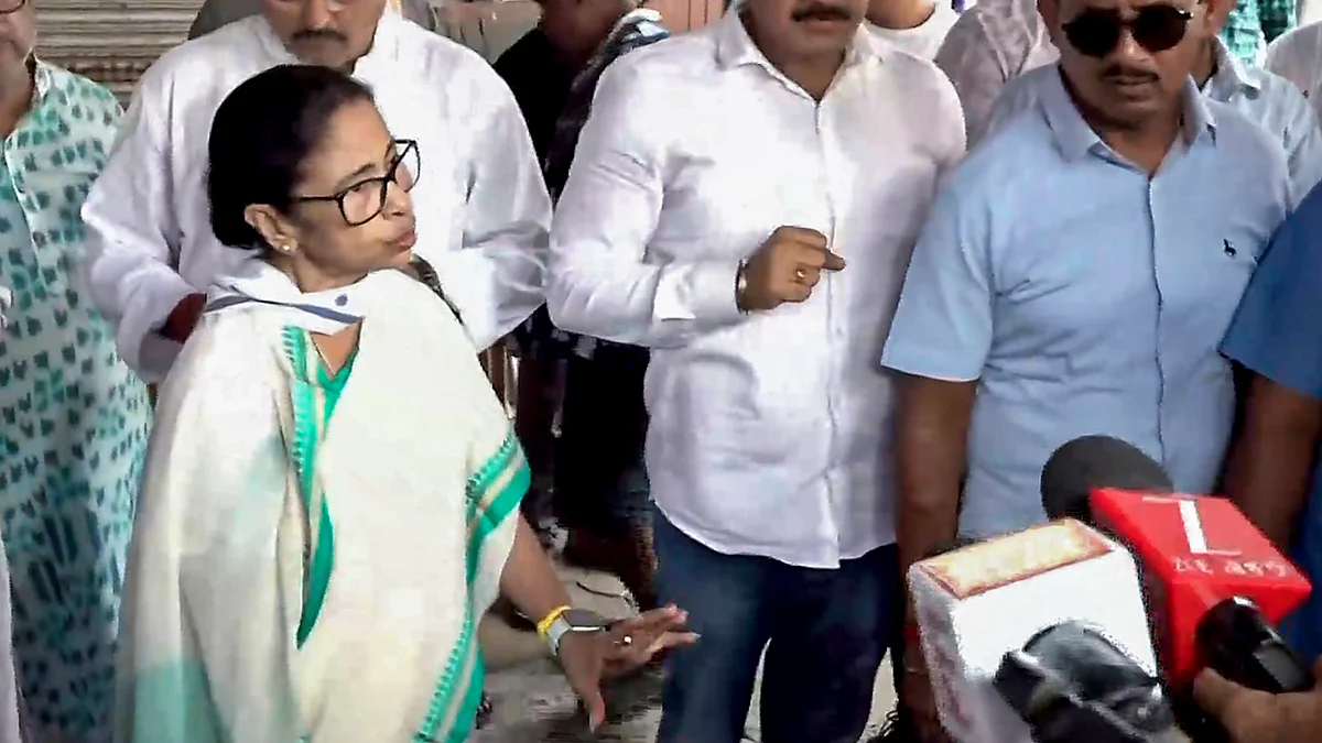 भवानीपुर में एक ही इलाके में पहुंचे ममता और शुभेंदु अधिकारी