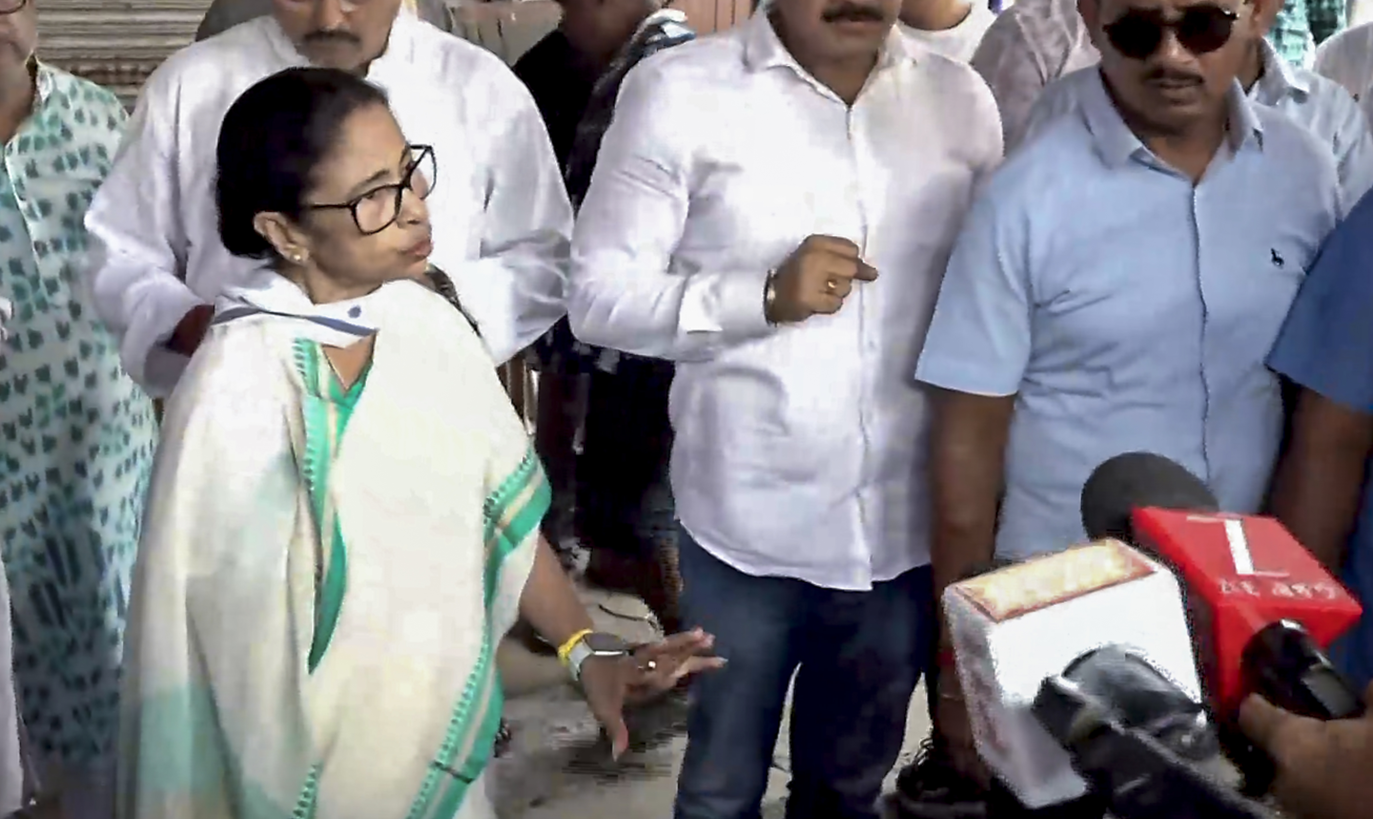 भवानीपुर में एक ही इलाके में पहुंचे ममता और शुभेंदु अधिकारी