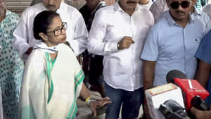 भवानीपुर में एक ही इलाके में पहुंचे ममता और शुभेंदु अधिकारी