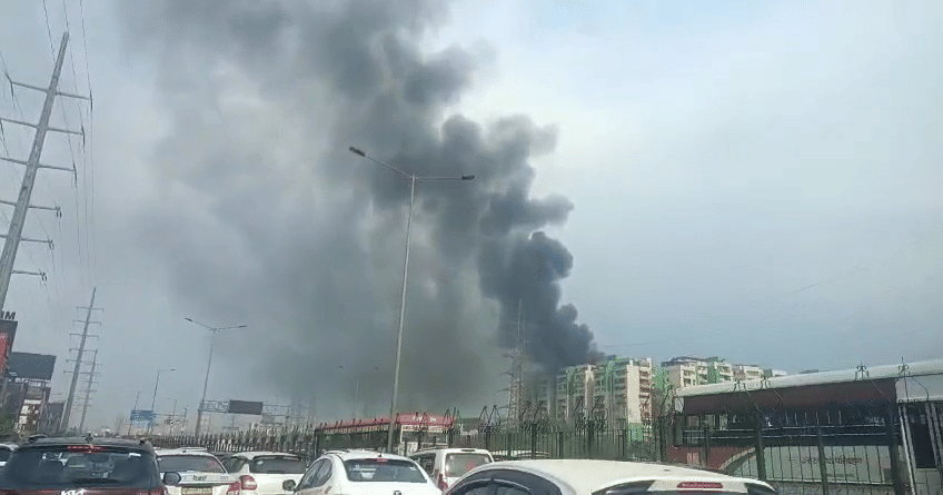 गाजियाबाद: इंदिरापुरम के हाईराइज सोसायटी के फ्लैट में लगी भीषण आग, लोगों में दहशत, अफरातफरी में गिरते-पड़ते भागे लोग