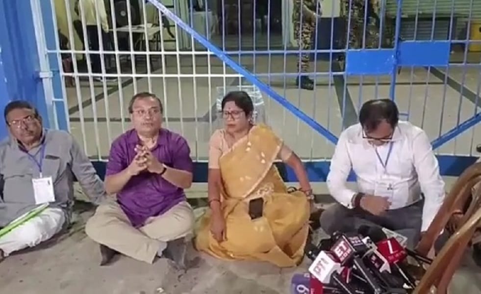 बंगाल चुनावः TMC ने ईवीएम में छेड़छाड़ की आशंका जताई, पार्टी नेता स्ट्रांगरूम के बाहर धरने पर बैठे