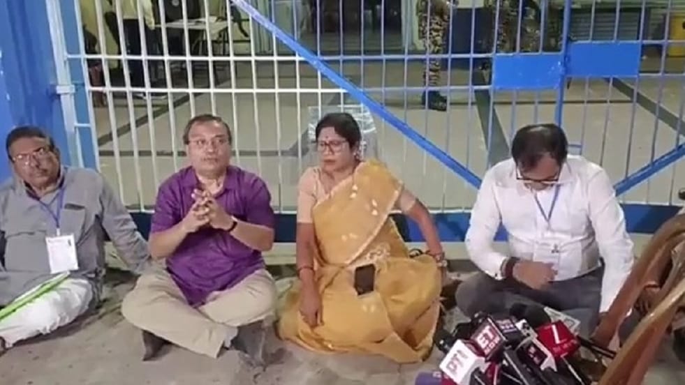 TMC ने ईवीएम में छेड़छाड़ की आशंका जताई, पार्टी नेता स्ट्रांगरूम के बाहर धरने पर बैठे