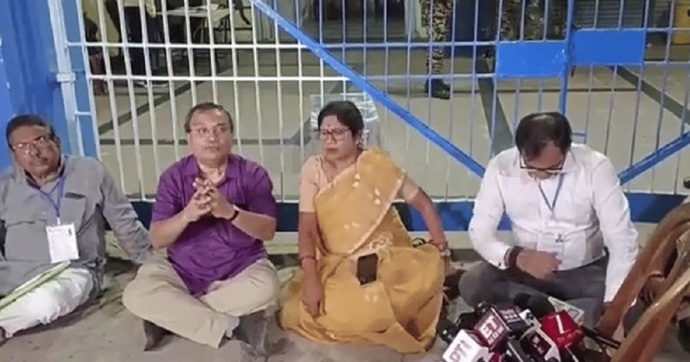 बंगाल चुनावः TMC ने ईवीएम में छेड़छाड़ की आशंका जताई, पार्टी नेता स्ट्रांगरूम के बाहर धरने पर बैठे