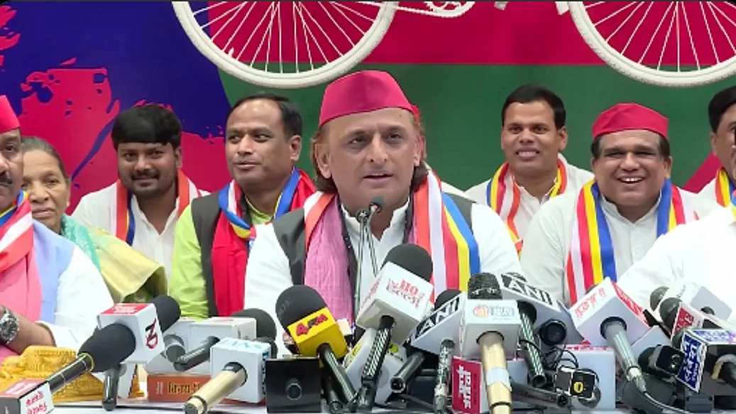 बंगाल में वही प्रक्रिया पूरी तरह लागू की गई, जिसका परीक्षण उत्तर प्रदेश में हुआ था: अखिलेश यादव