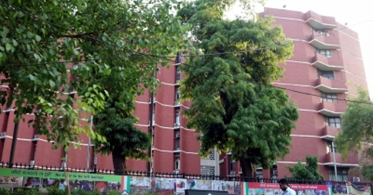 बड़ी खबर LIVE: बंगाल के 15 मतदान केंद्रों पर फिर डाले जाएंगे वोट, EC ने कहा - 2 मई को होगा पुनर्मतदान