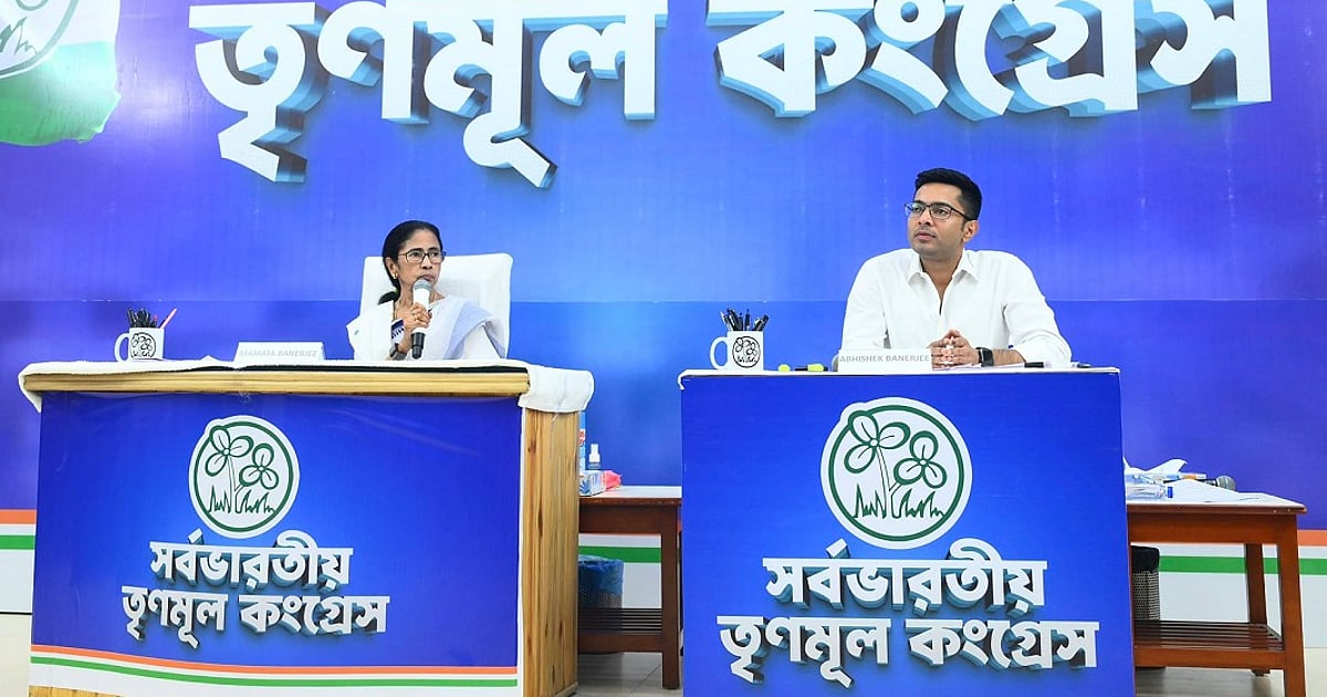बंगाल चुनाव: ममता ने TMC के मतगणना एजेंटों के साथ की बैठक, सतर्क रहने और अंत तक डटे रहने को कहा