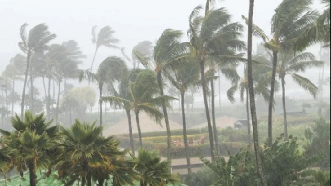 बड़ी खबर LIVE: मोंथा तूफान पर हाई अलर्ट! आंध्र के तटीय इलाकों से हटाए जा रहे लोग, कई ट्रेनें-फ्लाइट्स रद्द, स्कूल बंद
