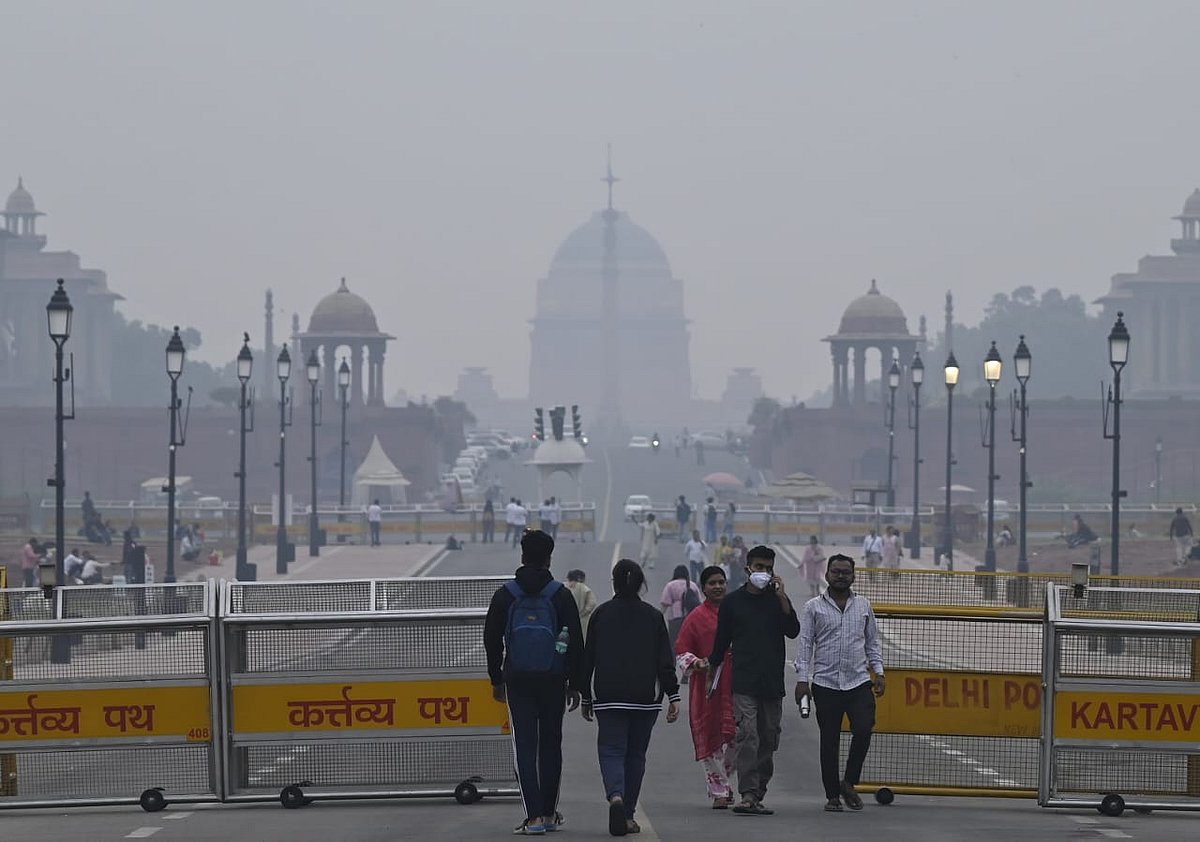 दिल्ली-NCR में प्रदूषण से बुरा हाल, कई जगह AQI 400 पार, सांस लेना हुआ मुश्किल, आंखों में जलन की भी शिकायत