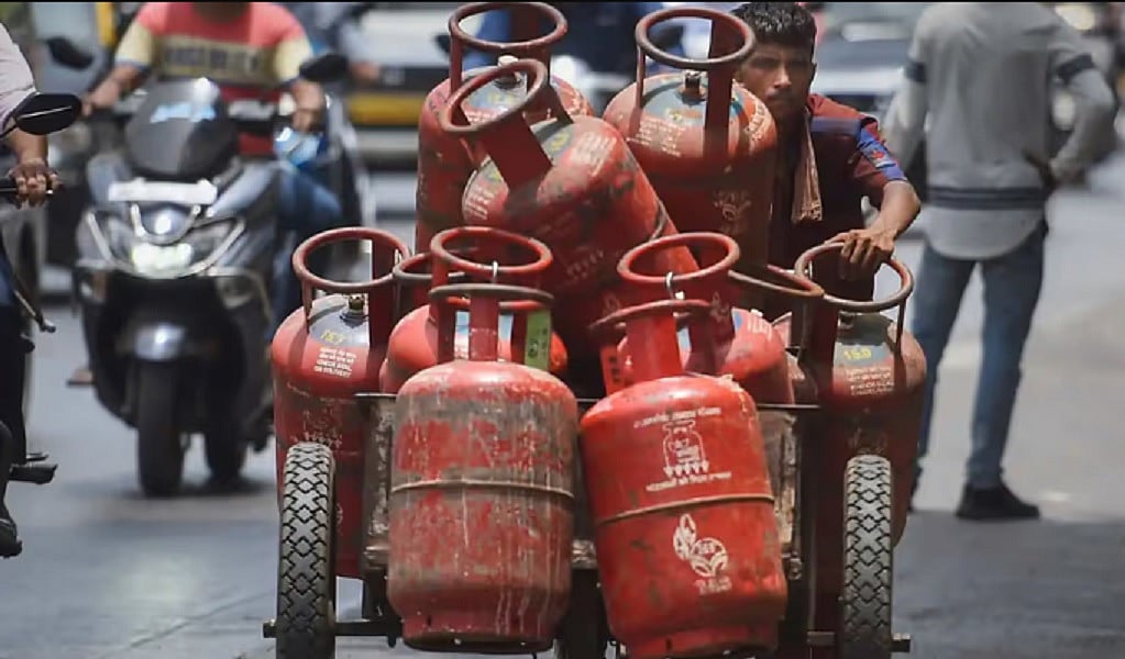 विष्णु नागर का व्यंग्यः 'नरेन्दर भी गायब, सिलेंडर भी गायब' का नारा बेकार, वह गायब था, गायब है, गायब ही रहेगा!