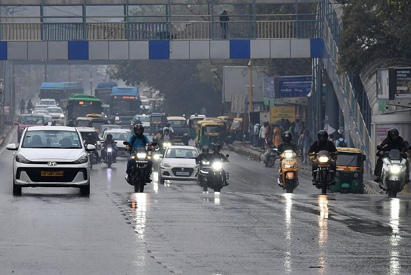 बड़ी खबर LIVE: दिल्ली-एनसीआर में बदला मौसम का मिजाज, कई इलाकों में बारिश, पहाड़ों में बर्फबारी से गिरा तापमान