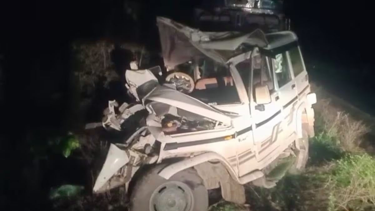 यूपी के आगरा में भीषण सड़क हादसा, बेकाबू बोलेरो गाड़ी पेड़ से टकराई, 5 लोगों की मौके पर ही मौत