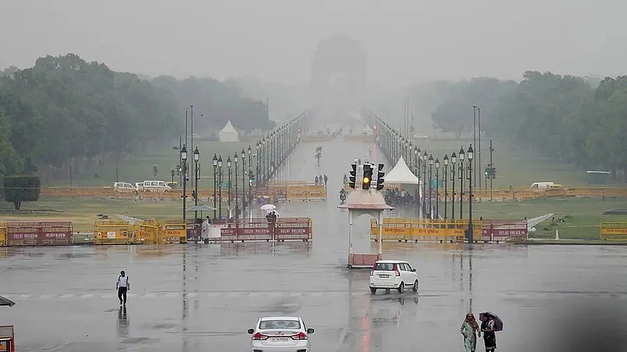 दिल्ली-NCR समेत कई राज्यों में बारिश से गिरा तापमान, बर्फबारी से बदला उत्तराखंड-हिमाचल का मौसम, अलर्ट जारी