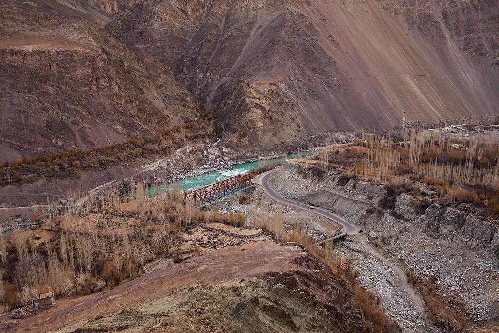 Ecosystem service dependence in livestock and crop-based production
systems in Asia's high mountains.