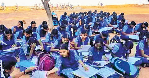 50 சதவீத நிதி இன்னும் வழங்கப்படாமல் உள்ளதாக ஆதி திராவிடர் நலத்துறை அதிகாரிகள் ஒப்புக்கொண்டனர்.