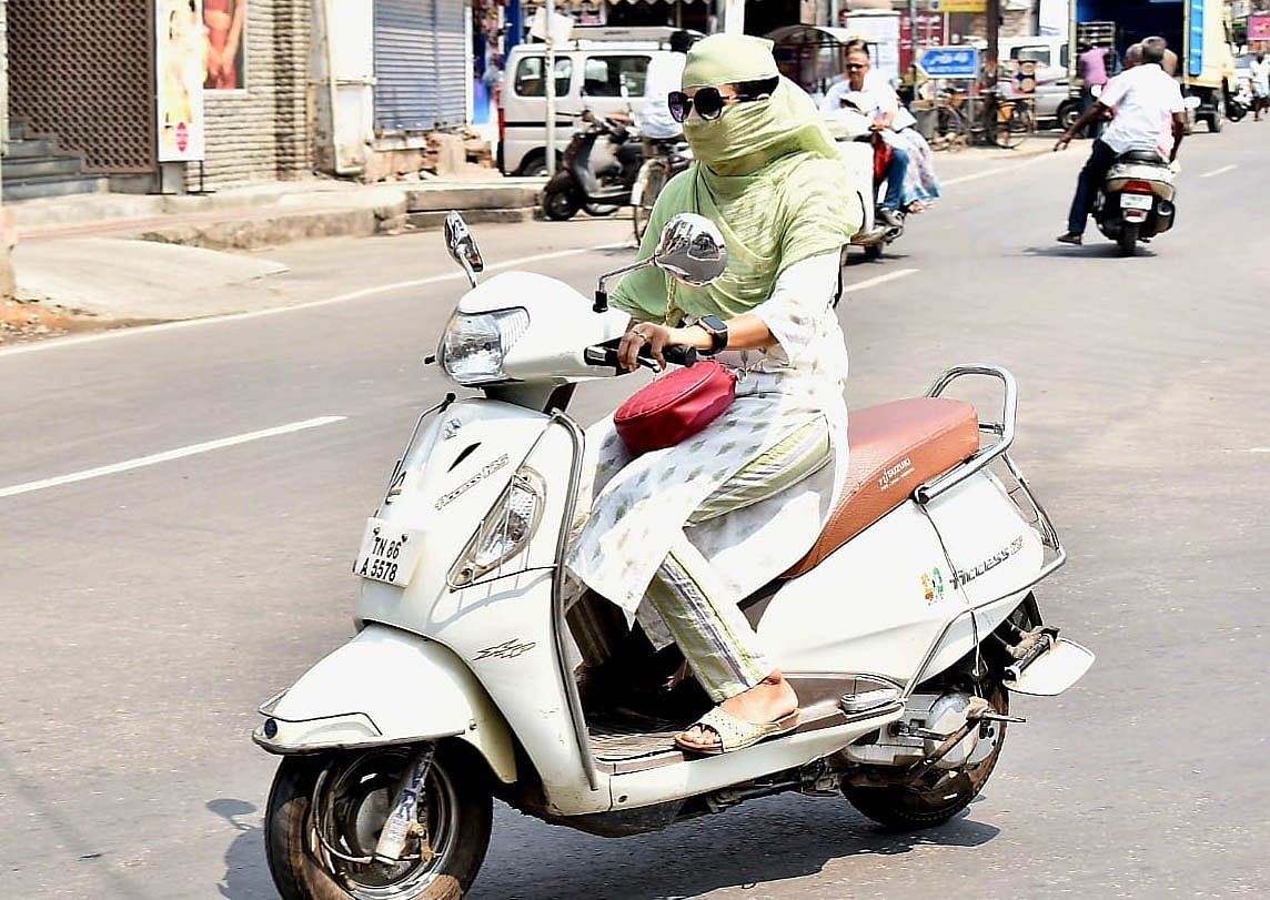 Blazing heat forces Erode residents to stay indoors